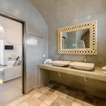 Blue Sky 4* Fira (Santorini)