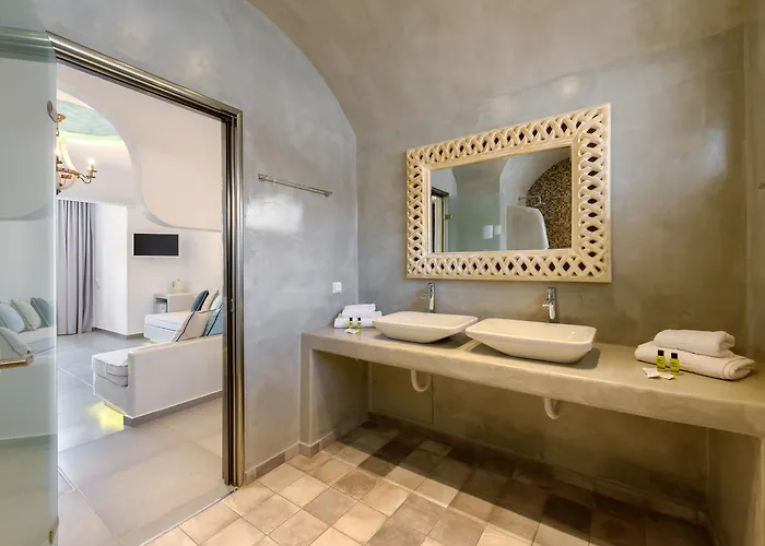 Blue Sky 4* Fira (Santorini)