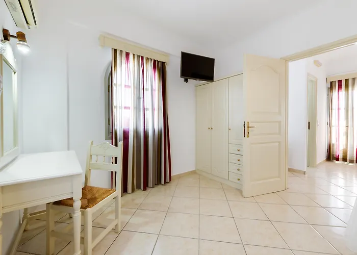 Blue Sky 4* Fira (Santorini)