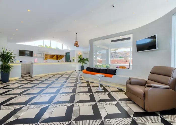 Blue Sky 4* Fira (Santorini)