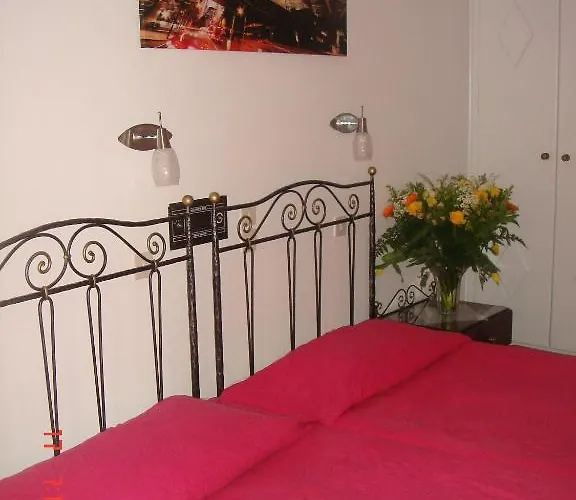 Blue Sky 4* Fira (Santorini)