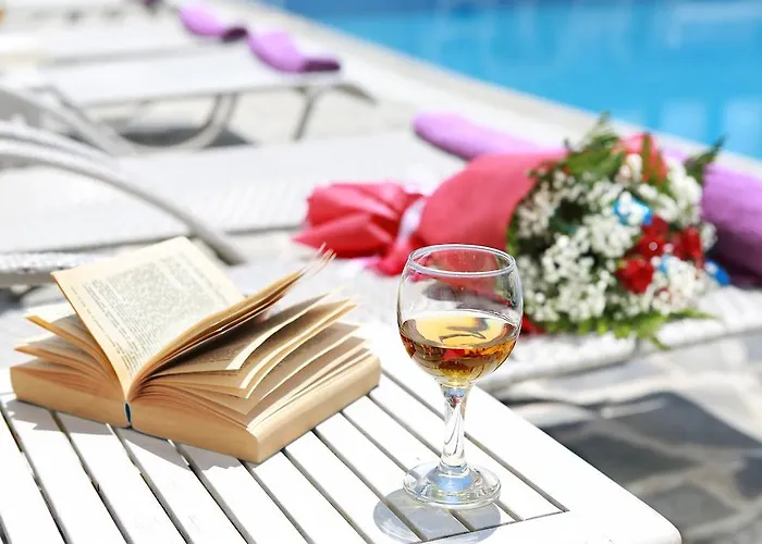 Blue Sky 4* Fira (Santorini)